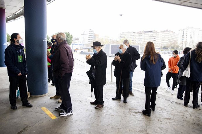 Primers socis i scies a votar, al Camp Nou, en la jornada electoral a la presidncia del club del diumenge 7 de mar
