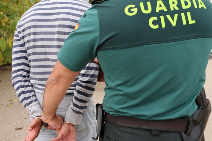 Un agente de la Guardia Civil en el momento de la detención.