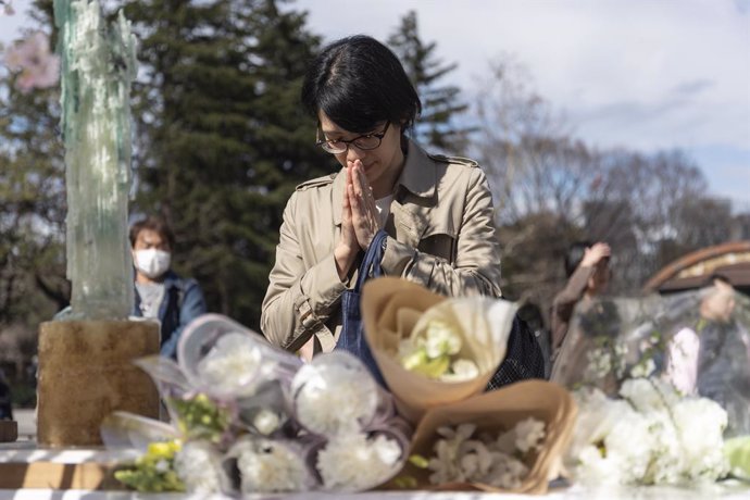 Archivo - 11 March 2019, Japan, Tokyo: People observe a moment of silence to mark the eighth anniversary of the 2011 Tohoku earthquake and tsunami during the Peace on Earth memorial ceremony at Hibiya Park. More than 15,000 people were killed in the 9.1