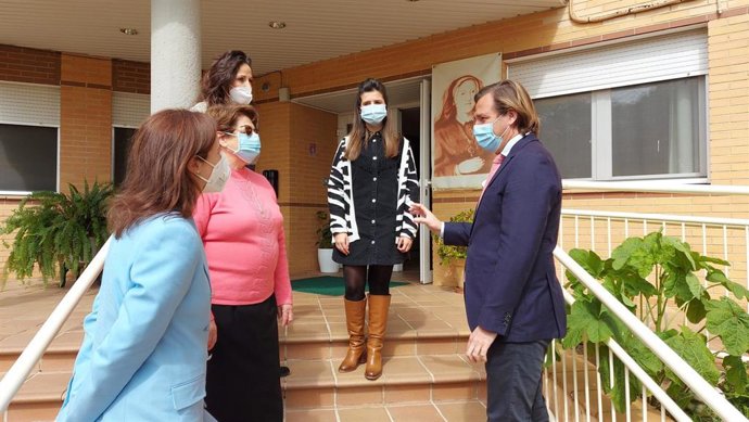 La Junta concede 27.000 euros a las Adoratrices y valora su defensa de la mujer en su 120 aniversario.