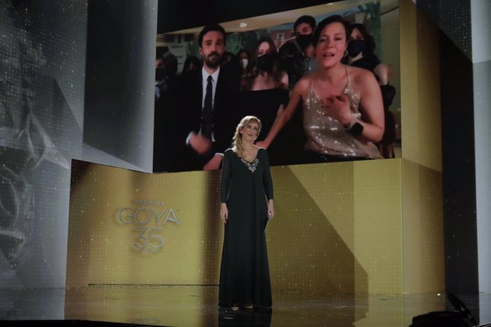 La enfermera Ana Ruiz entrega el galardón de Mejor Película a 'Las Niñas' en los Goya 2021 en Madrid, a 6 de marzo de 2021