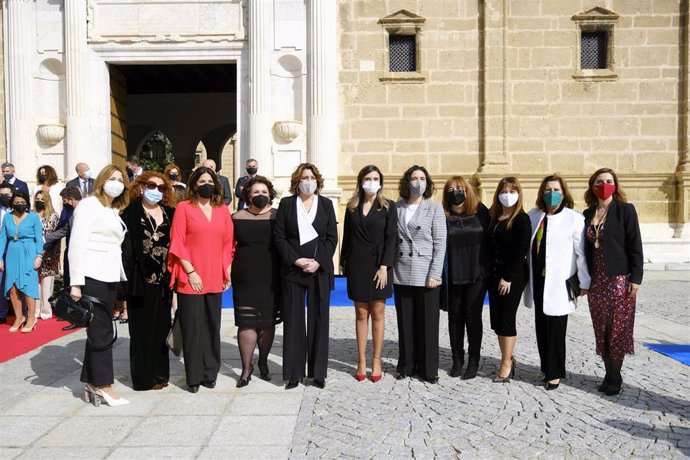 Diputadas autonómicas del PSOE-A, incluida la presidenta del Grupo Socialista, Susana Díaz (quinta por la izquierda), en una foto de archivo en el Parlamento andaluz.
