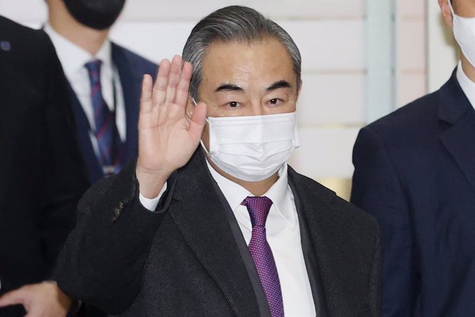 Archivo - 25 November 2020, South Korea, Incheon: Chinese Foreign Minister Wang Yi waves upon his arrival at Incheon International Airport, for a three-day visit. Photo: -/YNA/dpa