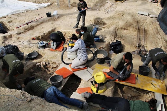 El equipo técnico de Aranzadi trabajando en el cementerio de Porreres.