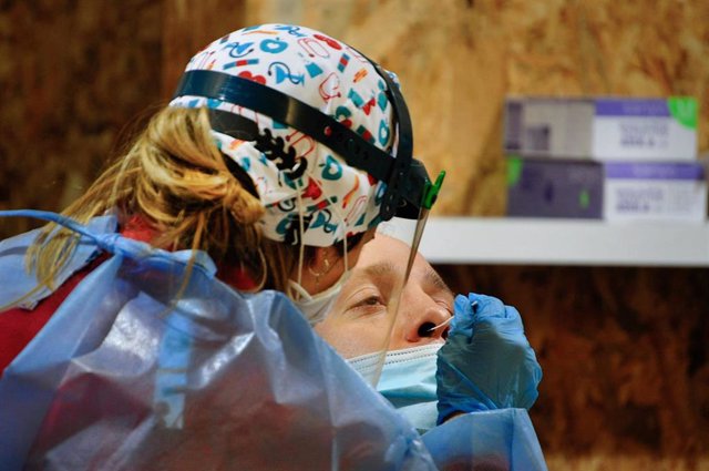 Un hombre participa en un dispositivo de cribado masivo para detectar positivos por coronavirus en Expourense, en Ourense, Galicia (España)