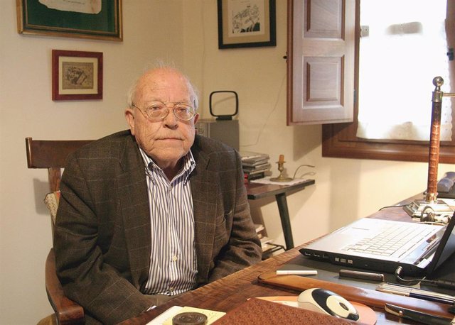 Archivo - El escritor José Jiménez Lozano, fallecido el 9 de marzo de 2020