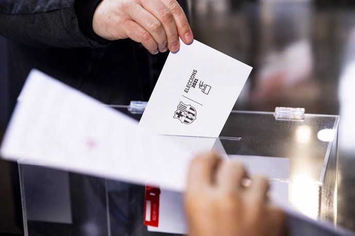 Un socio vota en la jornada de elecciones a la presidencia del FC Barcelona, en el Camp Nou