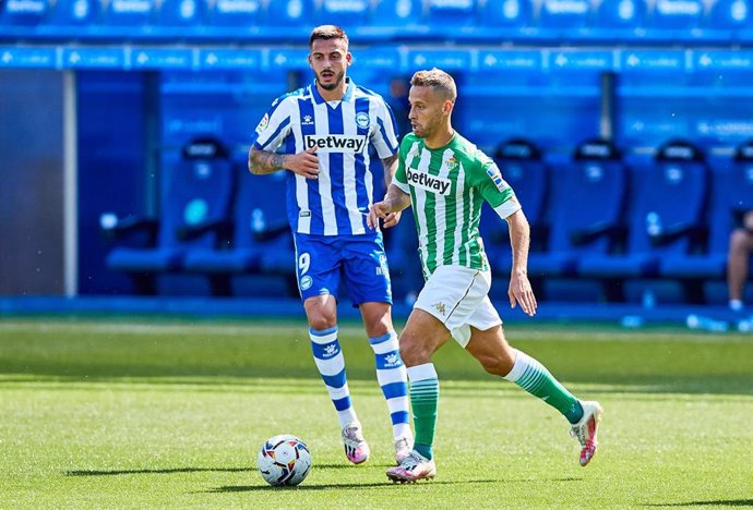 Archivo - Sergio Canales y Joselu en un Alavés-Betis