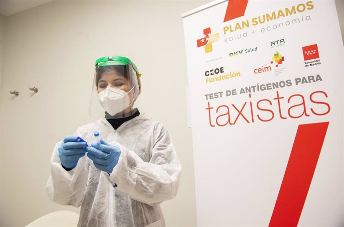 Una trabajadora sanitaria sostiene uno de los test de antígenos realizados a taxistas de la Comunidad de Madrid, en Madrid, (España), a 5 de marzo de 2021.