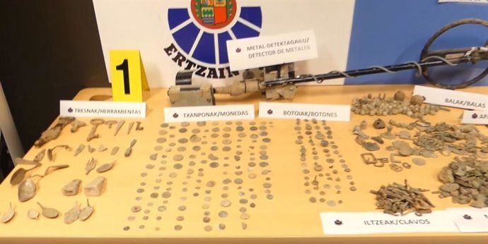 Material recuperado en la operación contra el expolio arqueológico en Álava.
