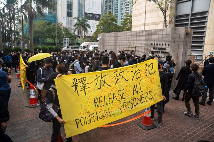 Manifestantes protestan a las puertas del tribunal en el que 47 activistas prodemocracia están siendo juzgados en Hong Kong.