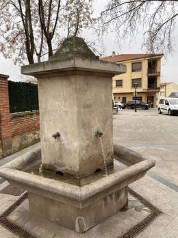 Fuente de la plaza de la iglesia en Varea