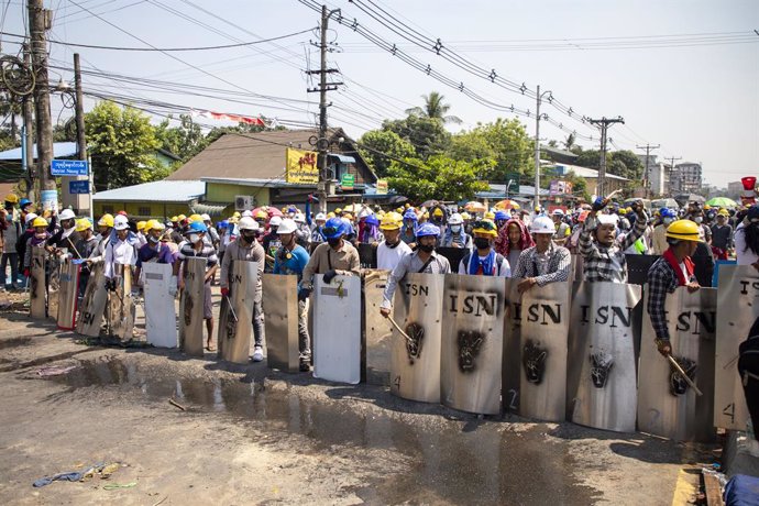 06 March 2021, Myanmar, Yangon: Protesters hold makeshift shields during a protest against the military coup and the detention of civilian leaders. Photo: Thuya Zaw/ZUMA Wire/dpa