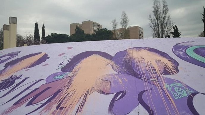 Alcalá restituirá el mural feminista vandalizado anoche y la Policía Local busca ya a los autores