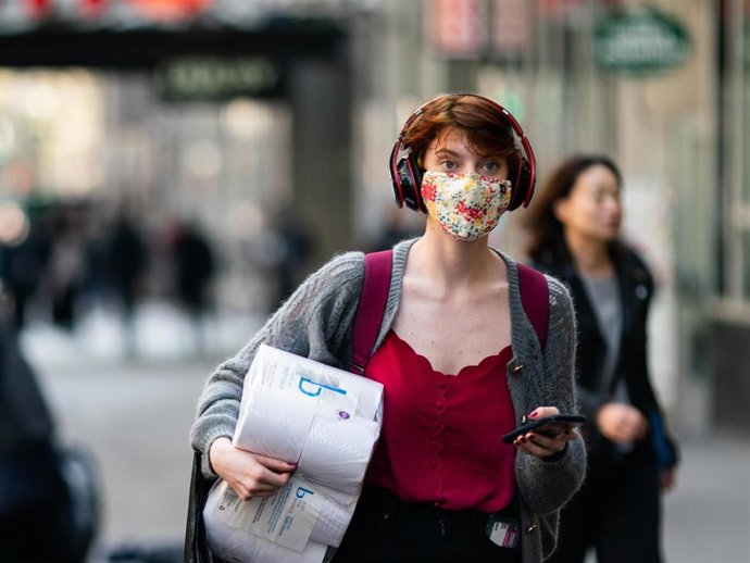 Anónima con mascarilla