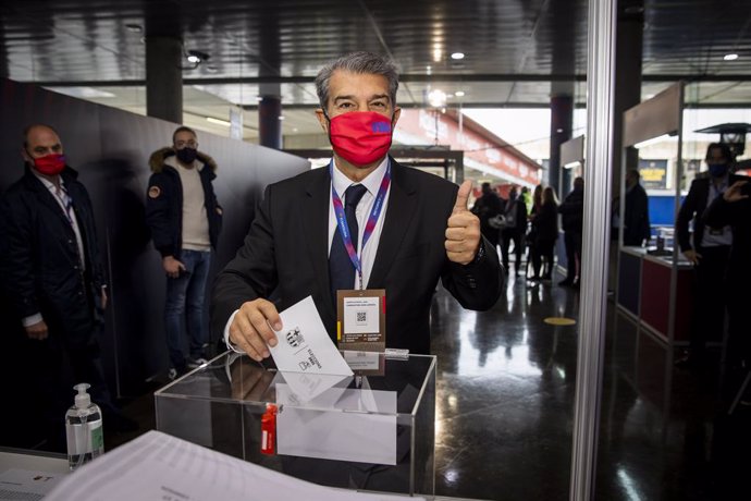 El candidato Joan Laporta, votando en la jornada de elecciones presidenciales del FC Barcelona del domingo 7 de marzo