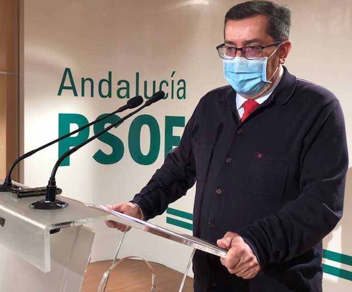 Archivo - El secretario general del PSOE de Granada, José Entrena, en rueda de prensa
