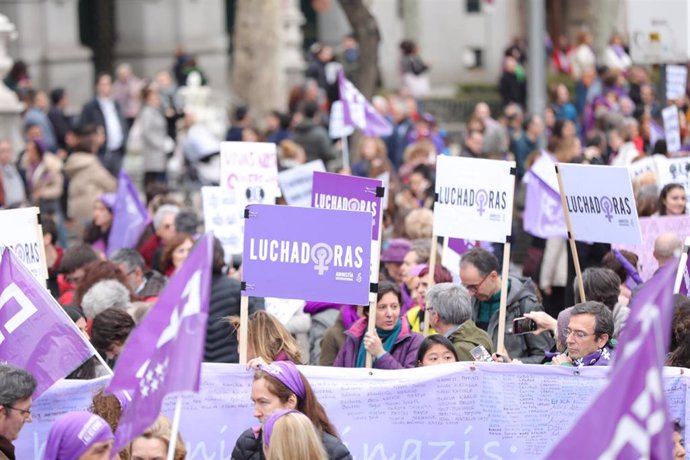 Archivo - Mujeres tras la pancarta de Comisiones Obreras (CCOO) con carteles en los que se lee "Luchadoras" en la manifestación del 8M (Día Internacional de la Mujer), en Madrid a 8 de marzo de 2020.