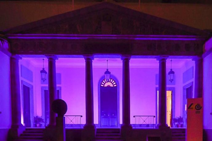 El Parlamento de Canarias se ilumina de violeta por el Día Internacional de las Mujeres