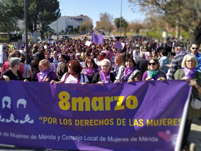 Archivo - Cabecera de la manifestación del 8M en Mérida.