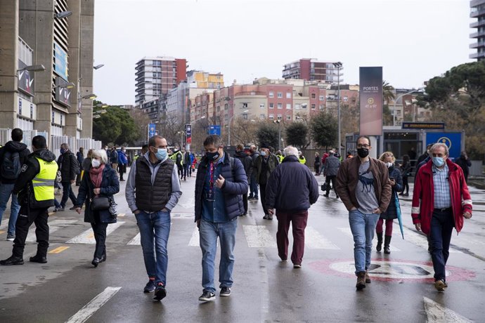 Socis i scies del FC Barcelona als limítrofs del Camp Nou durant la jornada electoral del diumenge 7 de mar del 2021, d'on sortir el nou president