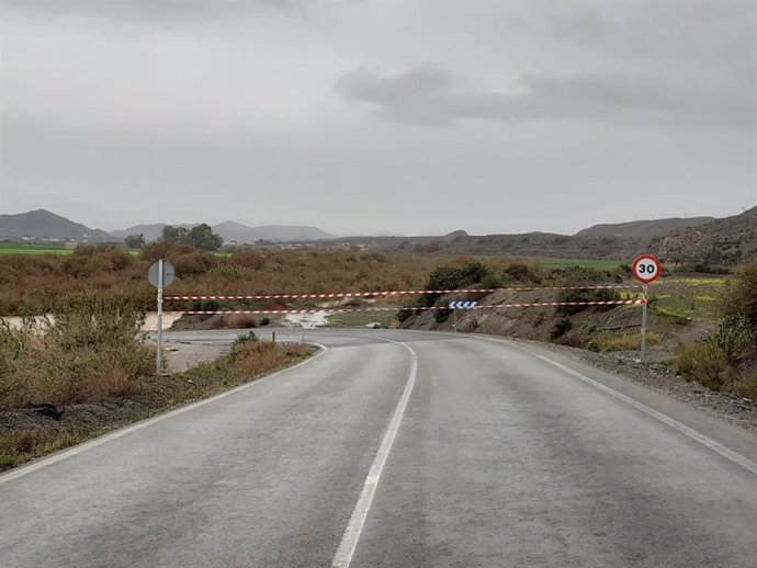 Cortada una carretera en Cuevas de Almanzora por el desbordamiento de la rambla Canalejas.