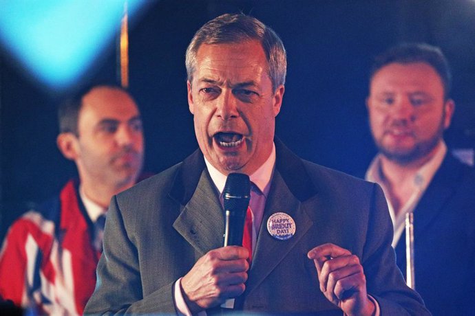 Archivo - 31 January 2020, England, London: Brexit party leader Nigel Farage speaks to pro-Brexit supporters during a gathering at the  Parliament Square, ahead of the UK leaving the European Union at 11 pm on Friday. Photo: Jonathan Brady/PA Wire/dpa