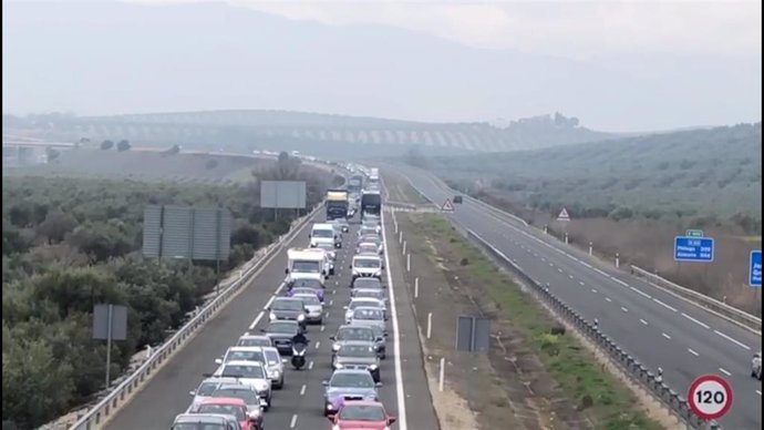 Caravana de vehículos en Jaén contra el "maltrato político" a la provincia.