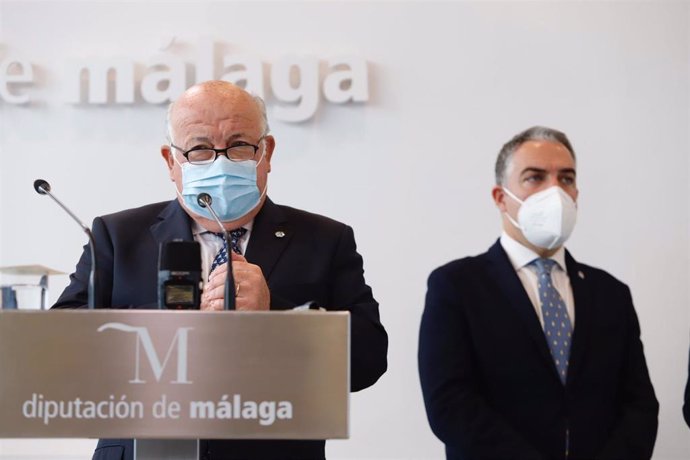 El consejero de Salud y Familias, Jesús Aguirre, atiende a los medios de comunicación junto al consejero de Presidencia andaluz, Elías Bendodo, en Málaga