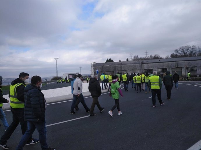Camioneros y ciudadanos se manifiestan por As Pontes (A Coruña) para demandar una transición justa.