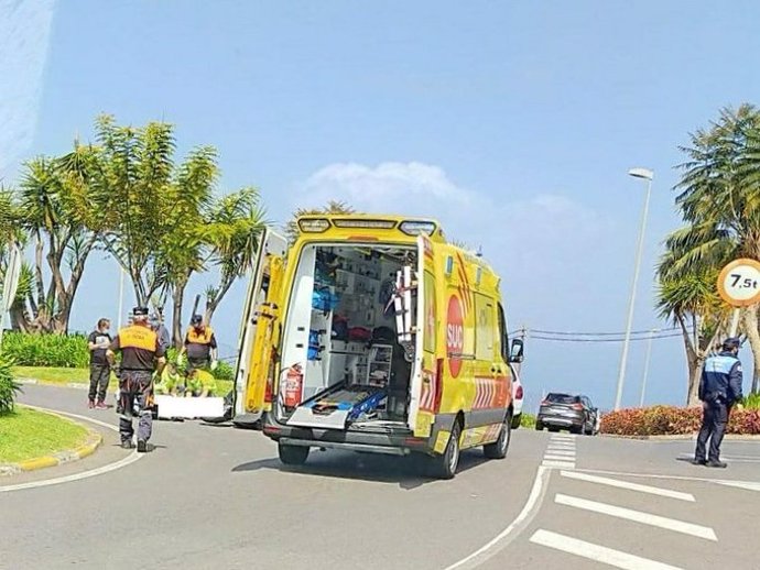 Una ambulancia del SUC en el lugar del accidente