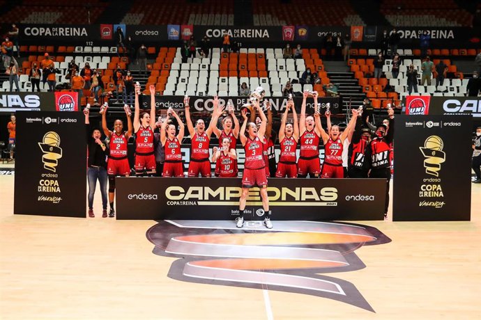 Laia Palau levanta la Copa de la Reina conquistada por el Spar Girona