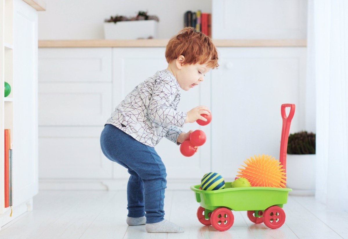 Recoger juguetes, una buena idea para enseñar responsabilidad y orden