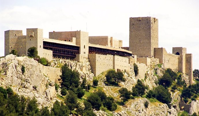 Archivo - El Parador de Jaén, en primer término, junto al Castillo de Santa Catalina.