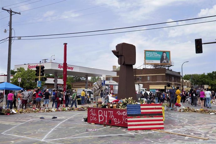 Archivo - Monumento levantado en el lugar que murió George Floyd durante una detención policial en Mineápolis
