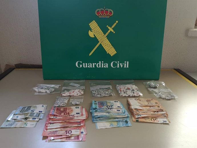La Guardia Civil intervino 1.200 euros en efectivo y 30 gramos de heroína, 48 de cocaína y 10 de hachís que se encontraban preparados para la venta al menudeo y cuyo valor en el mercado ilícito podría alcanzar los 4.700 euros
