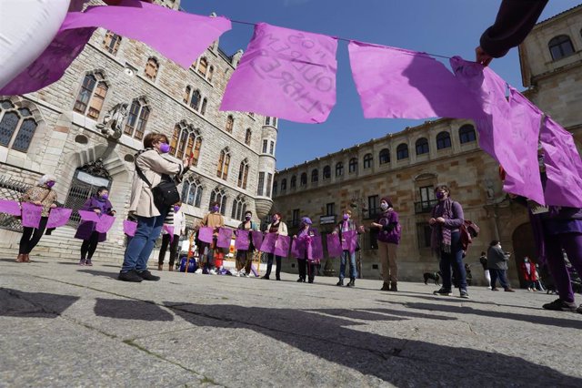 Varias mujeres participan en una performance que pretende hacer un homenaje a las mujeres leonesas con motivo del Día Internacional de la Mujer, frente a la Casa Botines, en León, Castilla y León (España), a 7 de marzo de 2021.