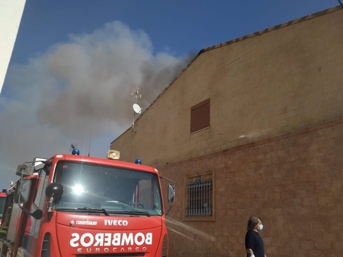 Un camión de bomberos interviene en el incendio de una vivienda en Campillo de Llerena.