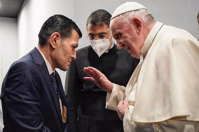 El Papa con el padre de Alan Kurdi, el niño que murió ahogado en 2015 y cuya imagen se convirtió en símbolo del drama de los refugiados en el mundo