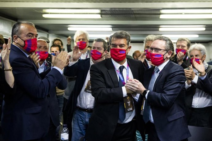 Celebración de 'Estimem el Bara' tras ganar Joan Lapora las elecciones a la presidencia del FC Barcelona, el domingo 7 de marzo de 2021