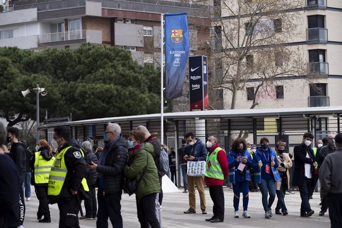 Socios y socias votando durante la jornada electoral para elegir al nuevo presidente del FC Barcelona, el domingo 7 de marzo 2021, en la que ganó Joan Laporta