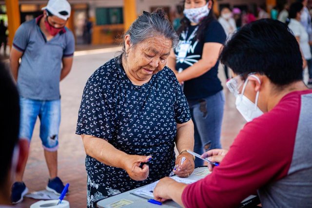 Archivo - Imagen de archivo de una mujer boliviana votando.