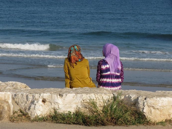 Mujeres ante el Mediterráneo