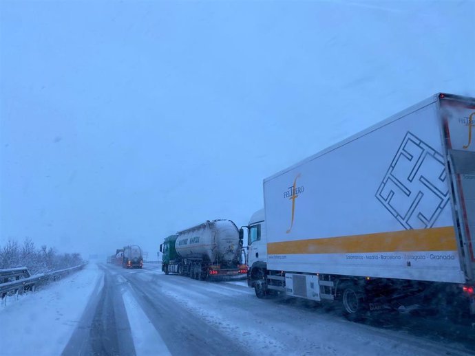 Camiones parados en los accesos a Burgos por la nieve.