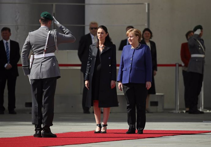 Archivo - La primera ministra de Nueva Zelanda, Jacinda Ardern (embarazada), junto a la canciller de Alemania, Angela Merkel.