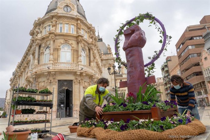 Monumento floral por el Día de la Mujer