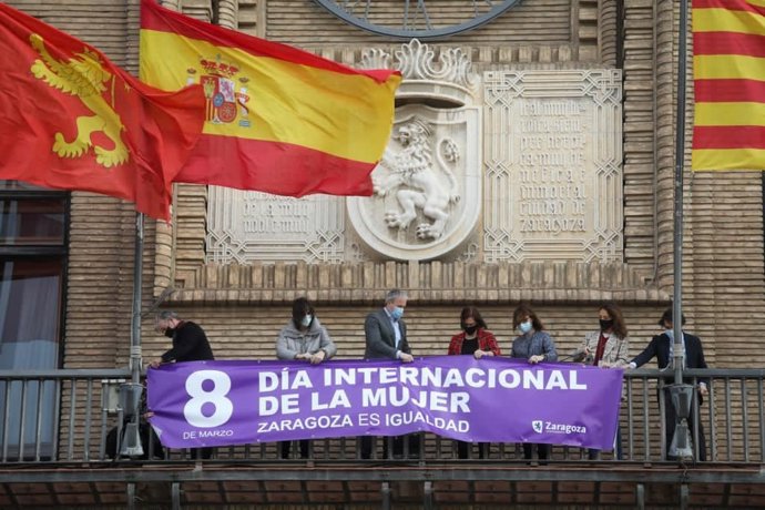 La corporación municipal coloca  una pancarta en el balcón del Ayuntamiento de Zaragoza con motivo del 8-M.