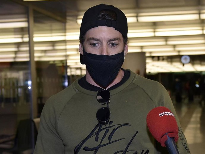 Adrián Lastra, a su llegada a Madrid tras entregar premio en la Gala de los Goya