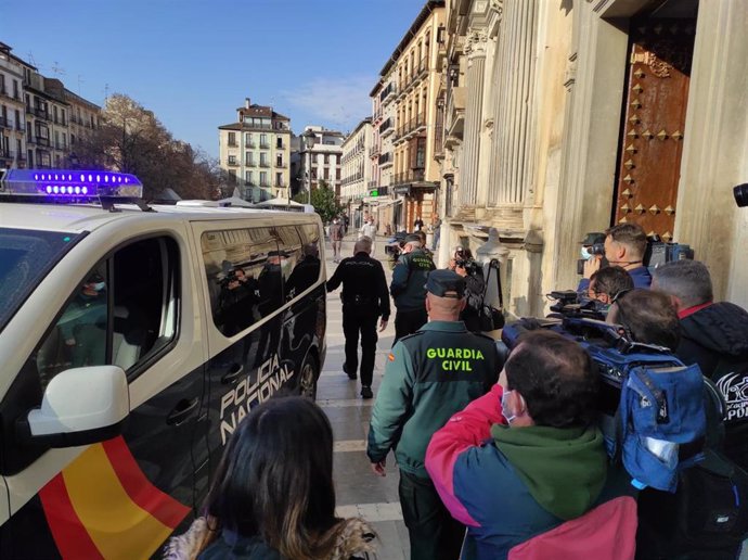 Llegada del acusado de asesinar a su compañera sentimental en Dúrcal al juicio