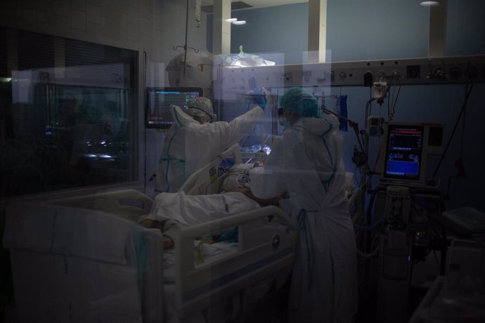 Archivo - Trabajadores sanitarios protegidos atienden a un paciente en la Unidad de Cuidados Intensivos UCI- del Hospital del Mar, en Barcelona, Catalunya (España), a 19 de noviembre de 2020